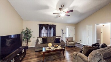 319 Hubbard St, Reidsville, NC 27320 - photo 3