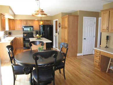 5215 N Royal Place, Peoria, IL 61615 - photo 5