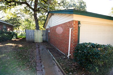 524 E Redbud Dr, Hurst, TX 76053 - photo 2