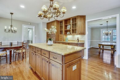 9315 Tovito Dr, Fairfax, VA 22031 - photo 6