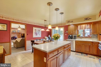 2035 Parkton Ln, York, PA 17408 - photo 4