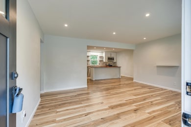 1402 Rocky Ln, Johnson City, TN 37601 - photo 3