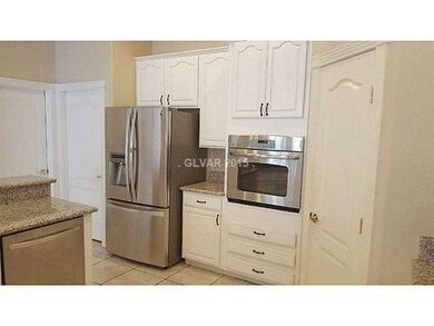 Kitchen. Built in oven. Stainless steel refrigerat