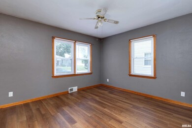 2421 N Howell St, Davenport, IA 52804 - photo 6