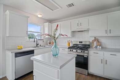 Kitchen with appliances with stainless steel fini