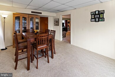16 Roundwood Ln, Levittown, PA 19055 - photo 5