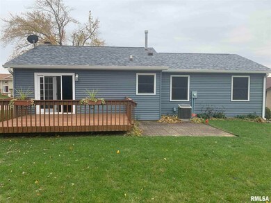 1338 W 47th Ct, Davenport, IA 52806 - photo 2