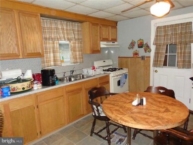 16 W Monroe St, Paulsboro, NJ 08066 - photo 4