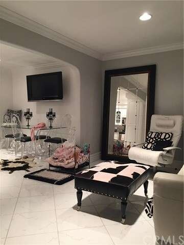 Seating area off of kitchen and dining