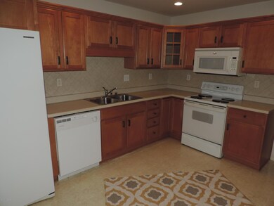 8520 Aspen Glen Way unit 8520, Louisville, KY 40228 - photo 5