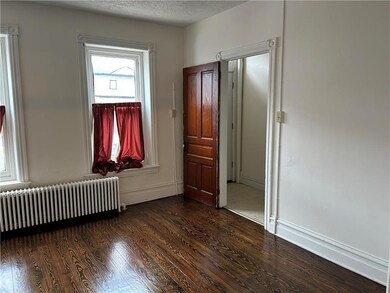 HOUSE - LIVING ROOM
