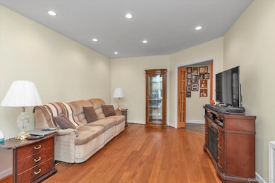 32 5th St, Valley Stream, NY 11581 - photo 2