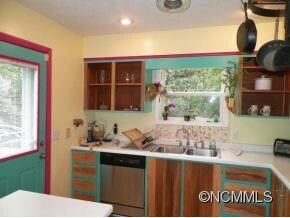 Eclectic Eat-in Kitchen