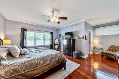 Spacious master bedroom with en suite and good siz