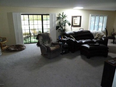 e LIVING ROOM