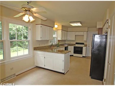 Kitchen - Granite Counters, modern appliances