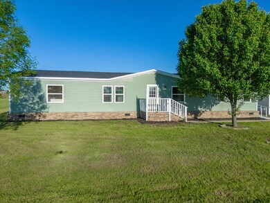 View of front facade featuring a front yard
