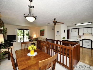 Open concept, carpeted