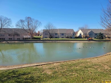 611 Spring View Cir, Beatrice, NE 68310 - photo 4
