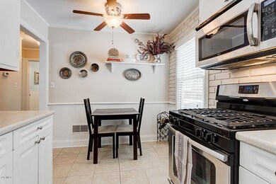 Kitchen & Eating Area