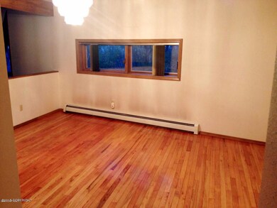 Formal dining w/hardwood floors