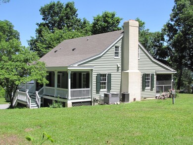 Cute Waterfront Cottage