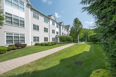 332 Still Water Cir unit 332, Brookfield, CT 06804 - photo 3