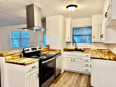 1512 E Tennie St, Gainesville, TX 76240 - photo 4