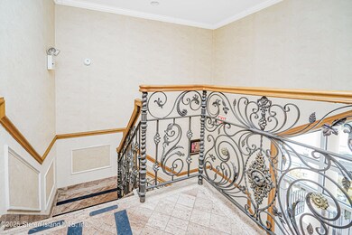 (4) STAIRS LEADING TO APT