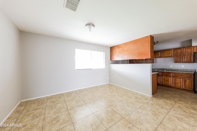 017-photo-dining-room-13626392