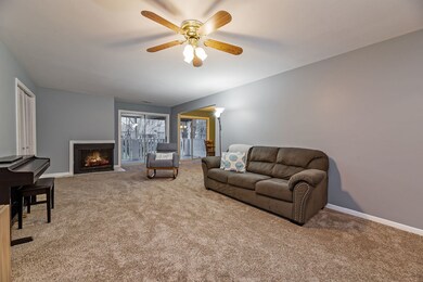 2075 Creekside Dr unit 2-1, Wheaton, IL 60189 - photo 2