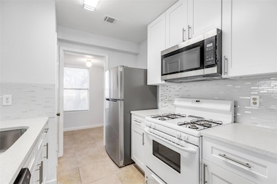 Kitchen with appliances with stainless steel fini