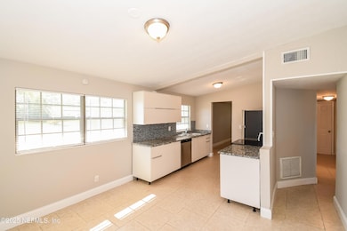 003-photo-dining-room-8969402