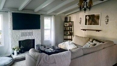 1555 Mesa living room