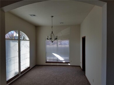 908 Oak Creek Dr, Moore, OK 73160 - photo 2