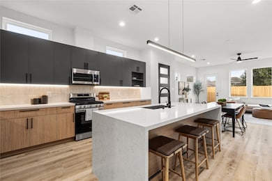 Purposefully designed for flow,
this kitchen opens effortlessly to
the dining area, ideal for both
quiet mornings and lively dinner
gatherings.