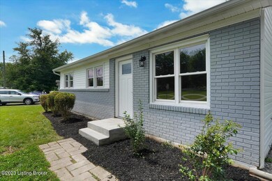 9104 New Maple Rd, Louisville, KY 40229 - photo 4