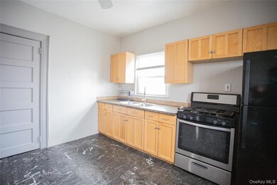 249 E Walnut St unit upper, Long Beach, NY 11561 - photo 5