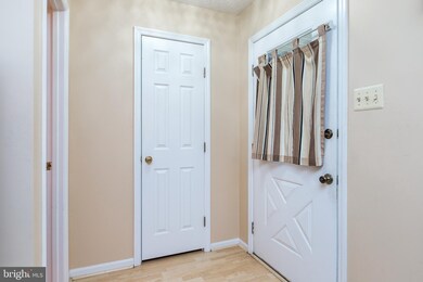 20542 Lowfield Dr, Germantown, MD 20874 - photo 3