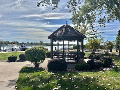 2465 Riverside Dr unit 212, Trenton, MI 48183 - photo 2