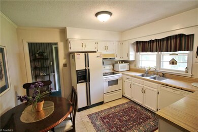 1921 Murrayhill Rd, Greensboro, NC 27403 - photo 5