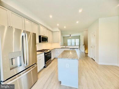 18374 Reaper Hill Ct, Triangle, VA 22172 - photo 5