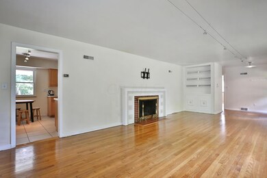 2819-E-Broad-07a