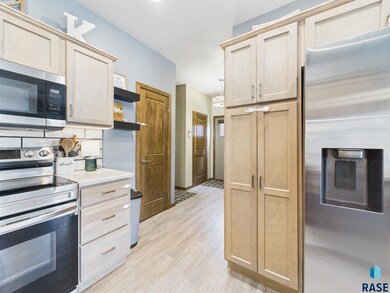 2560 E Meadowside Place, Sioux Falls, SD 57108 - photo 5