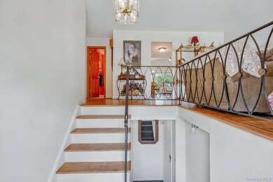 20 Peppermint Rd, ComMacK, NY 11725 - photo 5