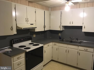 115 N Broad St unit 2ND FLOOR/ FRONT, Waynesboro, PA 17268 - photo 3