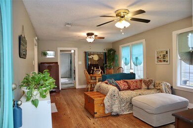 815 W Willis St, Alvin, TX 77511 - photo 6