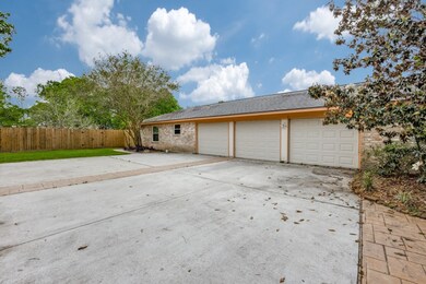 2101 Butler Dr, Friendswood, TX 77546 - photo 2