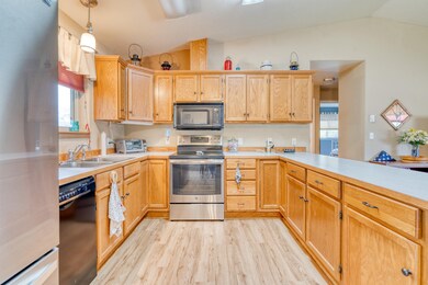 Large Kitchen with Lots of Cabinets