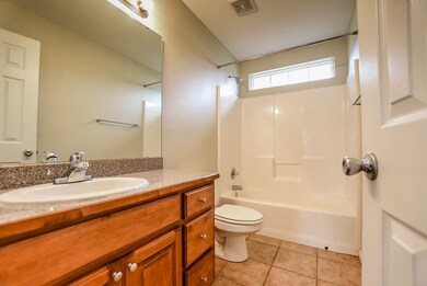 Shared bathroom (bath 2)